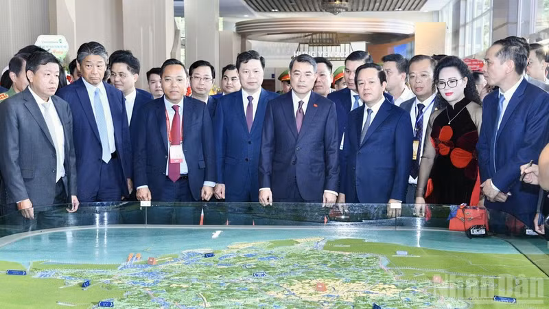 Prime Minister Le Minh Hung listens as provincial leaders introduce a scale model of the provincial master plan. (Photo: THANH GIANG)