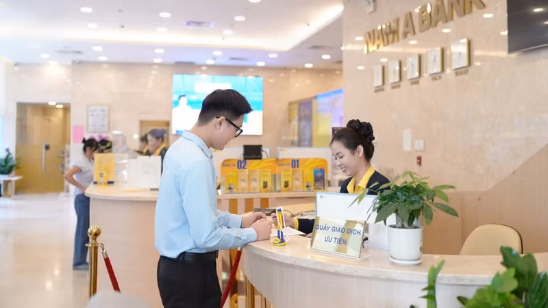 Customers conduct transactions at Nam A Commercial Joint Stock Bank. (Photo: nhandan.vn)