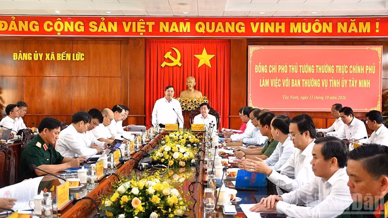 Standing Deputy PM Pham Gia Tuc speaks at the working session (Photo: nhandan.vn)