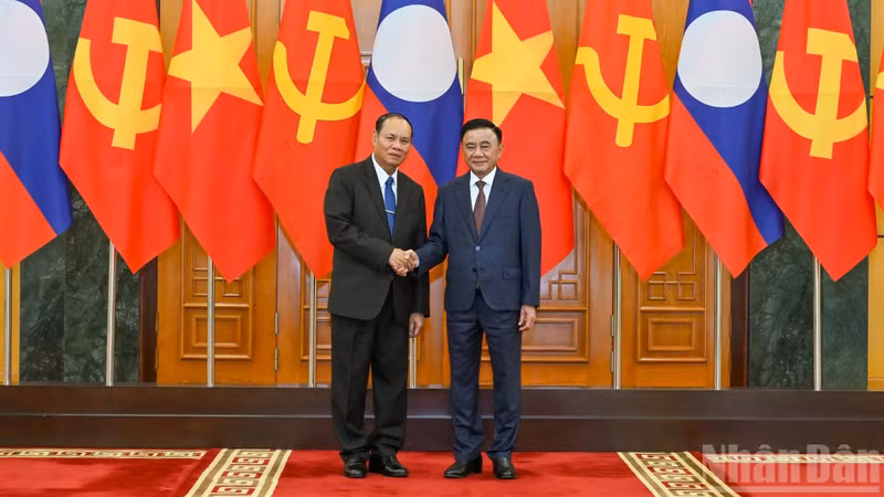 Standing Member of the Secretariat of the CPV Central Committee Tran Cam Tu (R) and Standing Member of the Secretariat of the LPRP Central Committee Vilay Vikhamphong, who is on an official visit to Viet Nam from October 14 to 16.