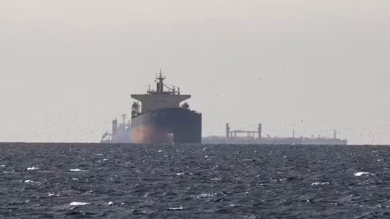 Vessels transiting the Strait of Hormuz. (Photo: Xinhua/VNA)