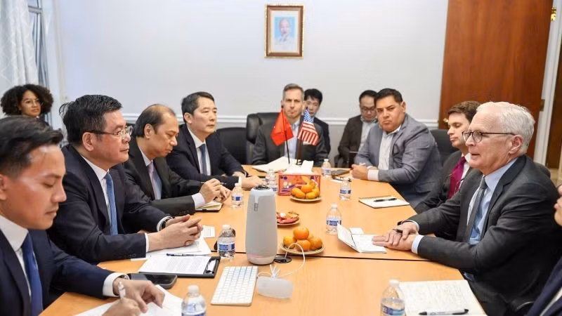 Minister Nguyen Hong Dien acknowledges the outcomes of cooperation and the recommendations put forward by US semiconductor enterprises. (Photo: NGUYEN MINH)