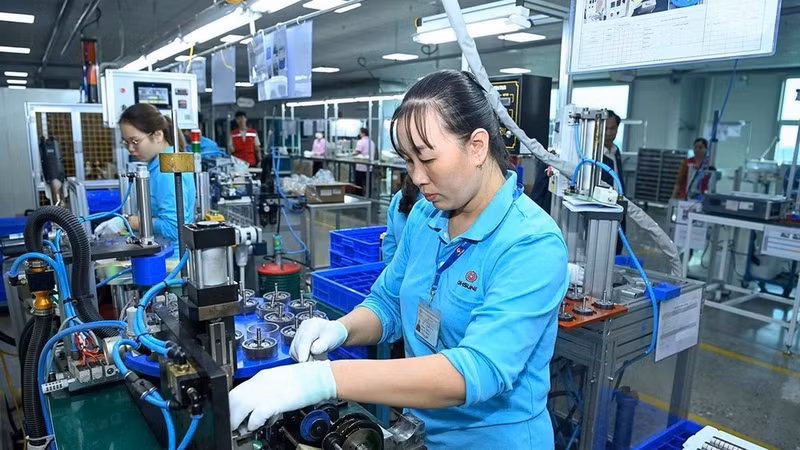 Ohsung Vina Co., Ltd., an FDI enterprise specialising in manufacturing electronic components and accessories, screens, and electrical equipment, at Lien Ha Thai Industrial Park, Hung Yen Province (Photo: DANG ANH)