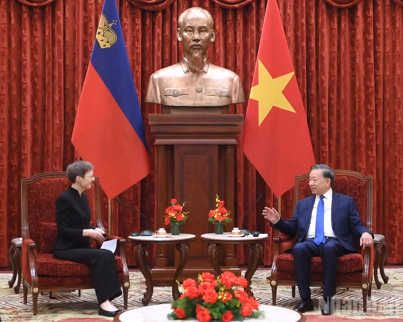 General Secretary of the Communist Party of Viet Nam Central Committee and President To Lam (R) receives Liechtenstein Prime Minister Brigitte Haas in Ha Noi on October 18. (Photo: NDO)