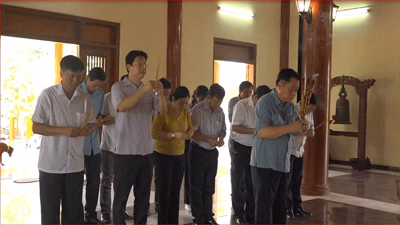 Nguyen Trong Nghia and local leaders offer incense at Go Cong Martyrs’ Temple.