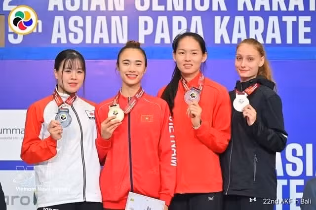 Nguyen Thi Dieu Ly (second, left) wins Viet Nam's only gold at the Asian Karate Championships, which wrapped up in Indonesia on June 21. (Photo: VNS/VNA)