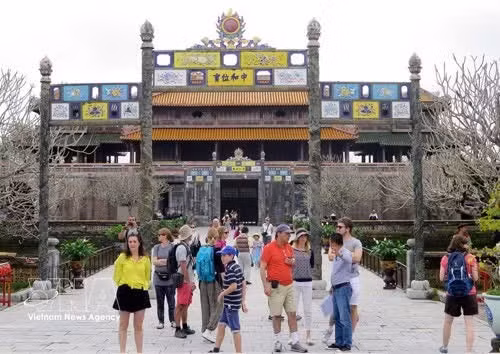 Visitors explore the Hue Imperial Citadel. (Photo: VNA)