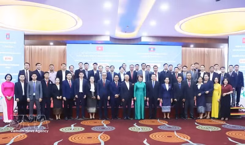Delegates of Laos and Viet Nam at the ceremony launching two specialised training courses for Lao journalists in Vientiane on June 22. (Photo: VNA)