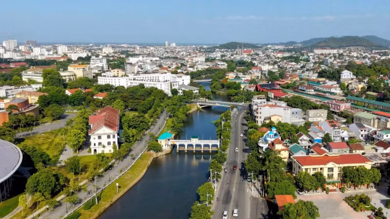 The landscape along both banks of the An Cuu River in Hue City. (Photo: L. HOANG)