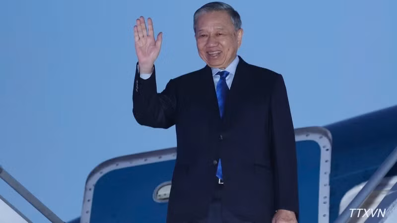 General Secretary of the Communist Party of Viet Nam (CPV) Central Committee and President To Lam leaves Ottawa on the evening of September 25 (local time), concluding his state visit to Canada. (Photo: VNA)