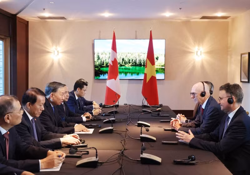At the meeting between General Secretary of the Communist Party of Viet Nam Central Committee and President To Lam and Concordia University President and Vice-Chancellor Graham Carr in Canada on September 25 (local time) (Photo: VNA)