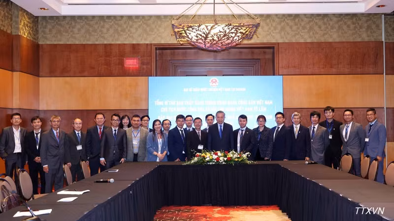 General Secretary of the Communist Party of Viet Nam Central Committee and President To Lam and representatives of the Canadian Vietnamese Scientists and Experts Association (CVSEA) on September 25. (Photo: VNA)