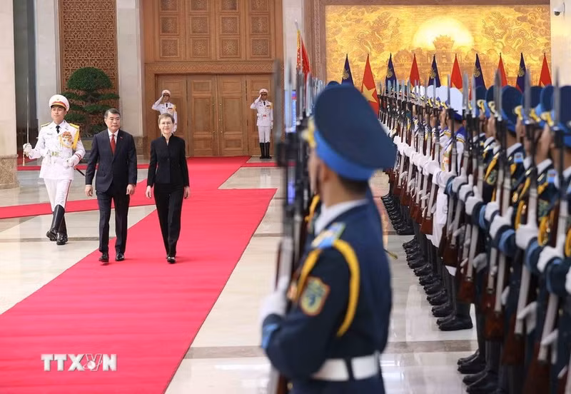 Prime Minister Le Minh Hung and Liechtenstein Prime Minister Brigitte Haas review the Guard of Honour of the Viet Nam People’s Army in Ha Noi on October 18 morning. Photo: VNA