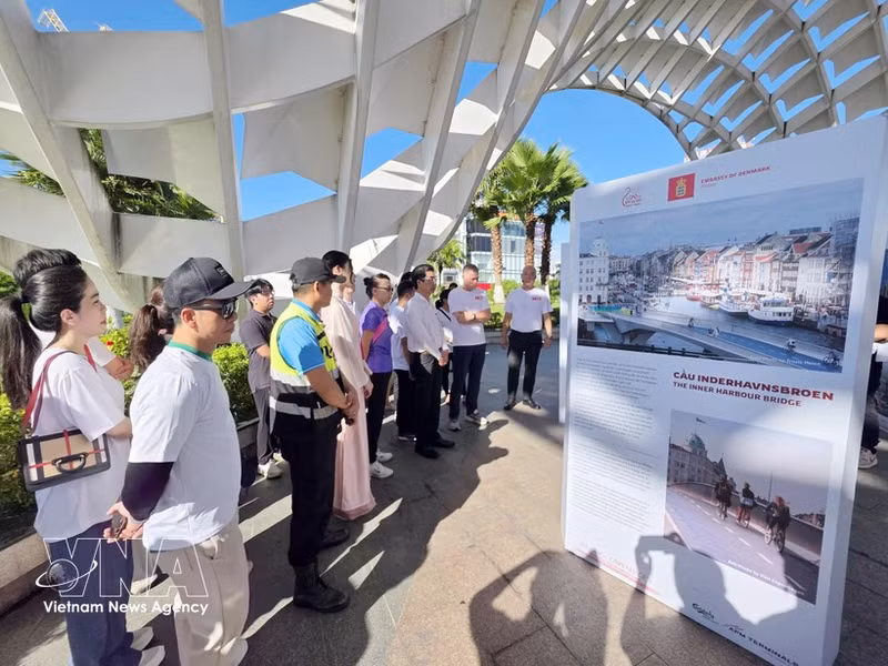 Visitors at the “Da Nang – Copenhagen: A Green Journey Along the Han River” event held in Da Nang on June 20, 2026 (Photo: VNA)