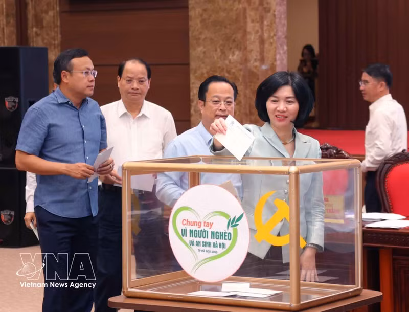 Officials and civil servants of the Ha Noi Party Committee make donations to the city's "For the Poor" Fund on October 12, 2026. (Photo: VNA)
