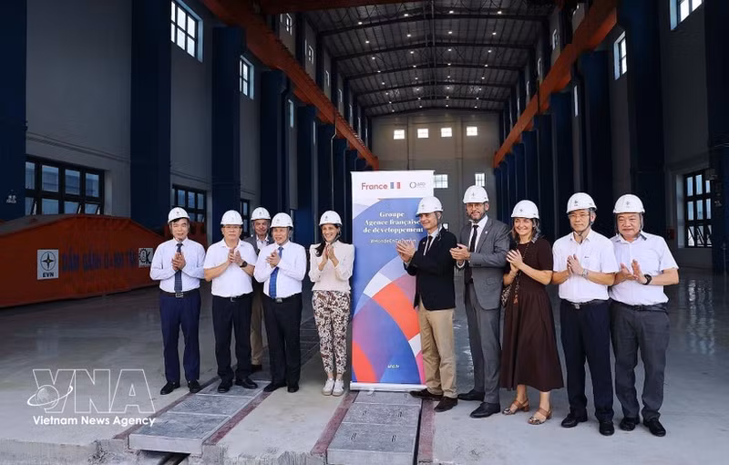 Representatives of Phu Tho Province accompany the delegation led by the Minister Delegate for Francophonie, International Partnerships and French Nationals Abroad on a visit to the expanded Hoa Binh Hydropower Plant. (Photo: VNA)