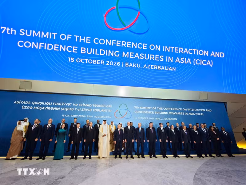 Heads of delegations pose for a group photo at the seventh Summit of the Conference on Interaction and Confidence Building Measures in Asia (CICA) in Baku, Azerbaijan. (Photo: VNA)