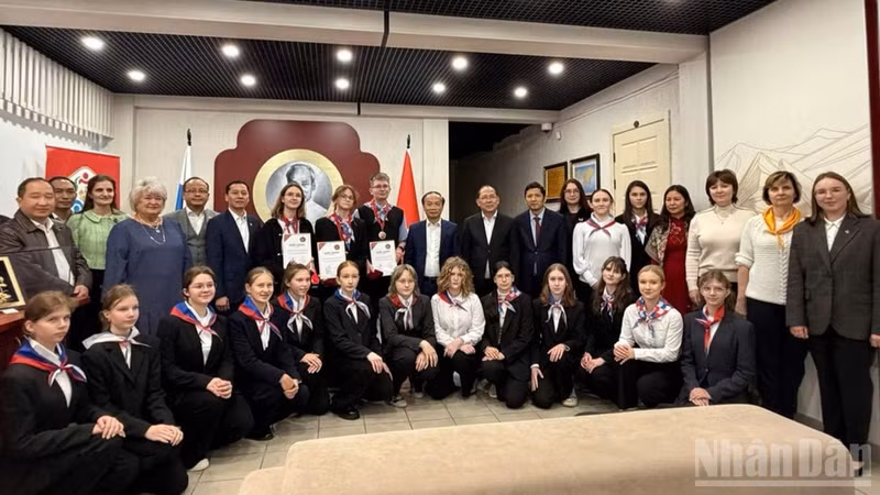 Delegates pose for a group photo. (Photo: THANH THE)