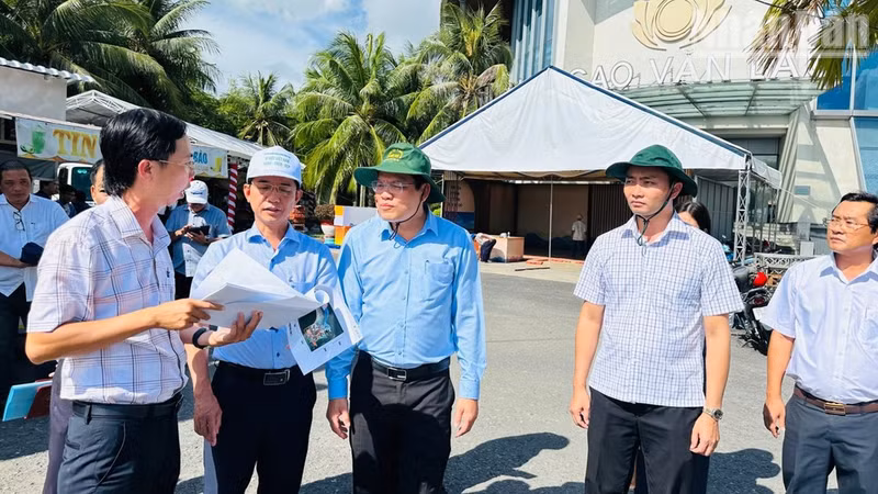 Members of the Standing Board of the Ca Mau Provincial Party Committee and the Provincial People's Committee inspect preparations for the events at Hung Vuong Square in Bac Lieu Ward. (Photo: TRONG DUY)