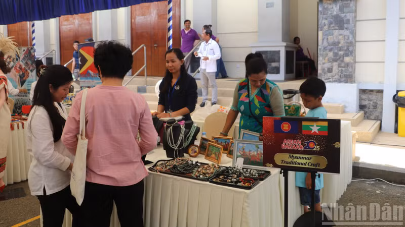 140925-asean6.jpg