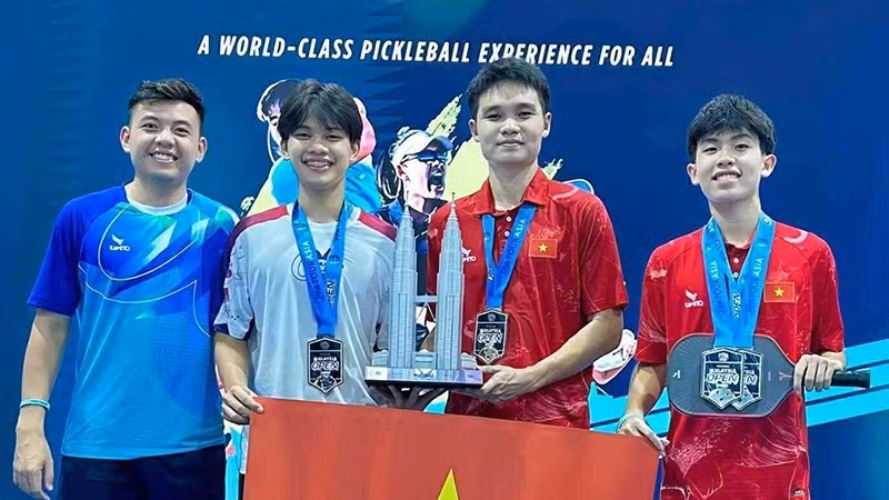 Trinh Linh Giang (2nd from right) wins Pro Men’s Singles title. (Photo: PPA)