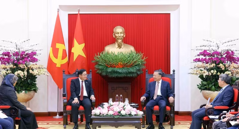 Party General Secretary and State President To Lam (right) receives outgoing Ambassador of Malaysia to Viet Nam Tan Yang Thai on August 5. (Photo: VNA)