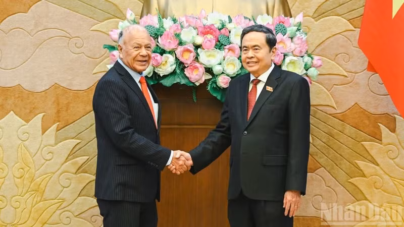 President of the National Assembly Tran Thanh Man (right) and Alberto Anaya Gutierrez, General Secretary of the Mexican Labour Party (PT), at their meeting in Ha Noi on August 17 (Photo: nhandan.vn)