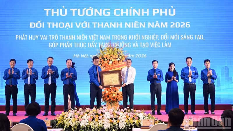 Prime Minister Le Minh Hung presents flowers and gifts to the Secretariat of the Ho Chi Minh Communist Youth Union Central Committee and the Viet Nam Youth Federation Central Committee . (Photo: nhandan.vn)