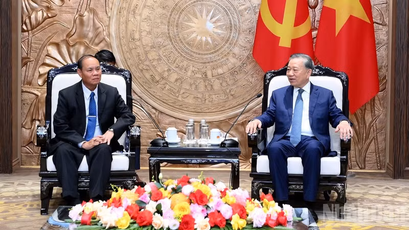 General Secretary of the Communist Party of Viet Nam (CPV) Central Committee and President To Lam (R) receives Vilay Lakhamphong, Politburo Member and Standing Member of the Secretariat of the Lao People’s Revolutionary Party (LPRP) Central Committee in Ha Noi on October 15. (Photo: nhandan.vn)