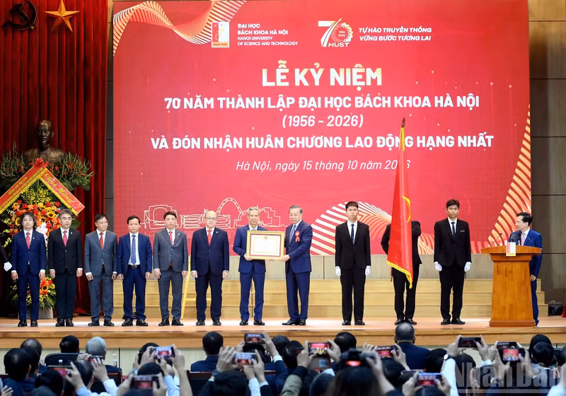 Party General Secretary and President To Lam presents the First-Class Labour Order to Ha Noi University of Science and Technology. Photo: nhandan.vn