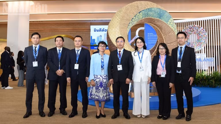 A delegation from the State Bank of Viet Nam at the event (Photo: nhandan.vn)