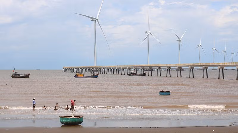 The offshore wind power project in Truong Long Hoa Ward, Vinh Long Province, has been put into commercial operation.