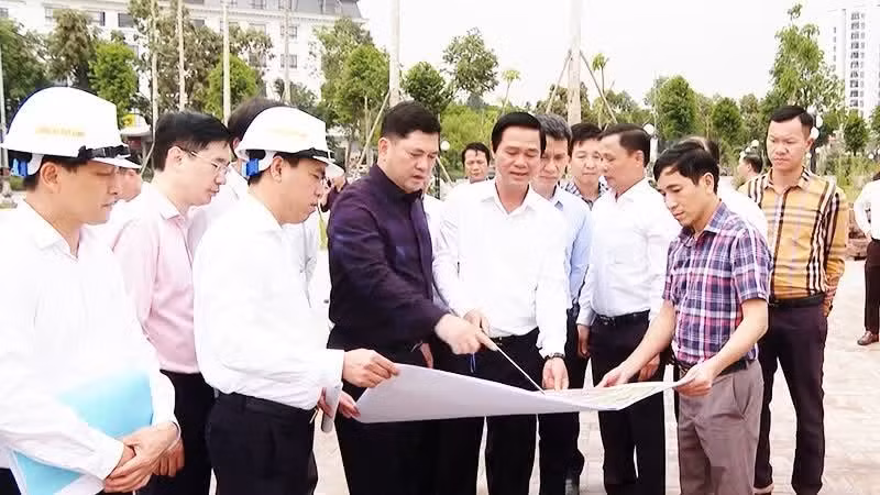 Bac Ninh Provincial Party Secretary Nguyen Hong Thai inspects the progress of project implementation in the locality.