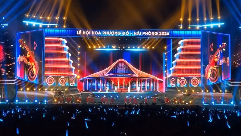 An overview of the opening ceremony of the Red Flamboyant Flower Festival — Hai Phong 2026. (Photo: DUC NGHIA)