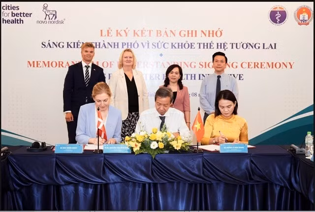 Representatives of Ho Chi Minh City’s departments of Health and Education and Training and Novo Nordisk Viet Nam sign a memorandum of understanding for the Cities for Better Health initiative on August 14. (Photo courtesy of the organisers)