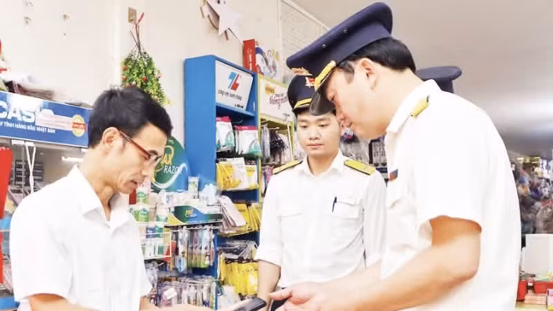 Officials from Ha Tinh Province’s Tax Office No. 5 assist business households in filing taxes via the eTax Mobile application. (Photo: PHAN TAM)