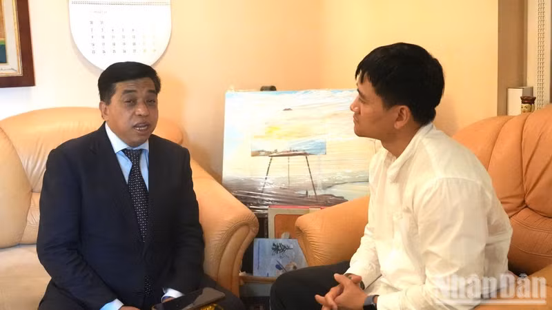 Tran Phu Thuan speaks in an interview. (Photo: THANH TRAI)