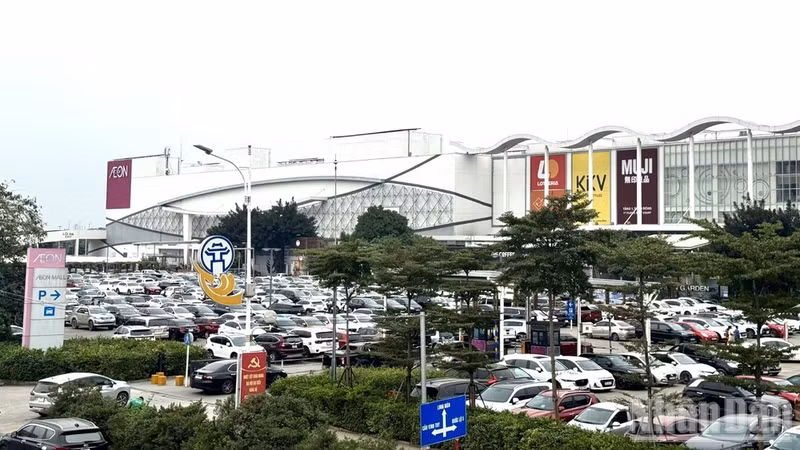 A hypermarket in the Long Bien area of Ha Noi. (Photo: HNV)
