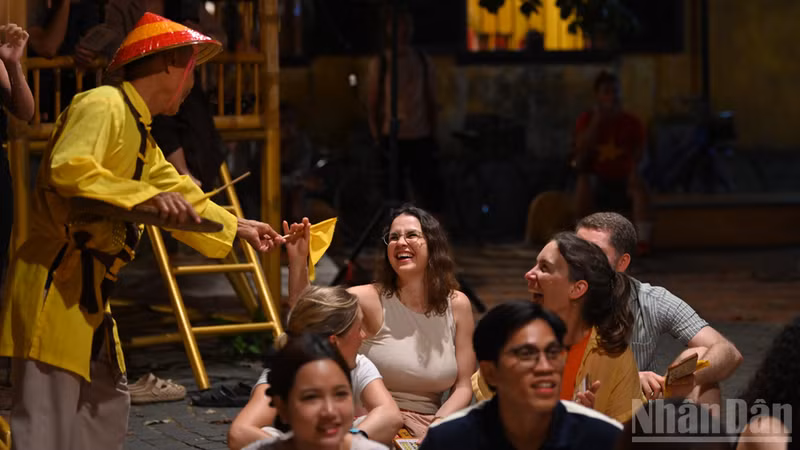 International visitors enjoy experiencing folk games in Hoi An. (Photo: THE DAI)