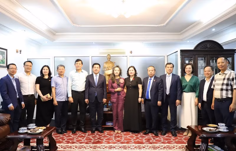 NA Vice Chairman Nguyen Hong Dien visits the Vietnamese Embassy in Tanzania. (Photo: Vietnamese Embassy in Tanzania)