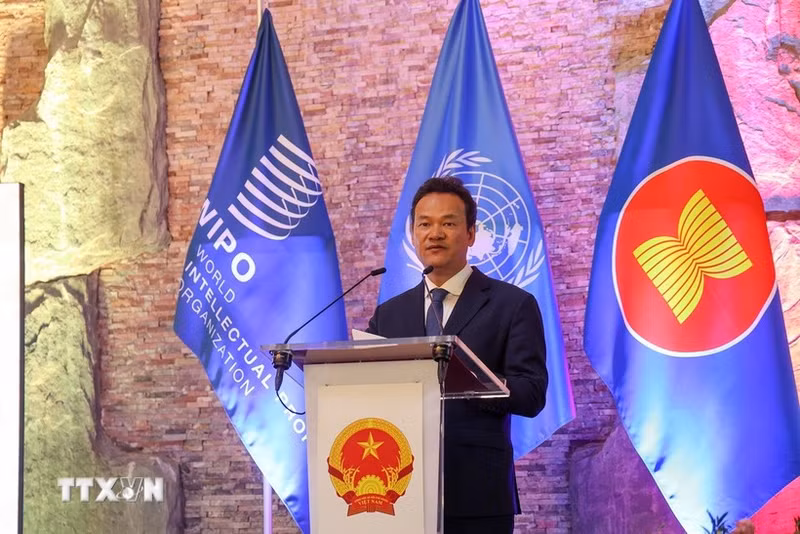 Ambassador Mai Phan Dung speaks at the event. (Photo: VNA)