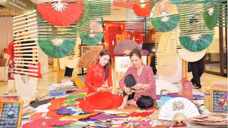 From the exhibition space to the paper fans on display, every element bears the distinctive creative imprint of young designers inspired by the traditional fan-making craft of Chang Son Village.