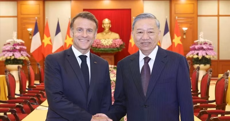 Party General Secretary To Lam (R) receives French President Emmanuel Macron in Ha Noi on May 26, 2025. (Photo: VNA)