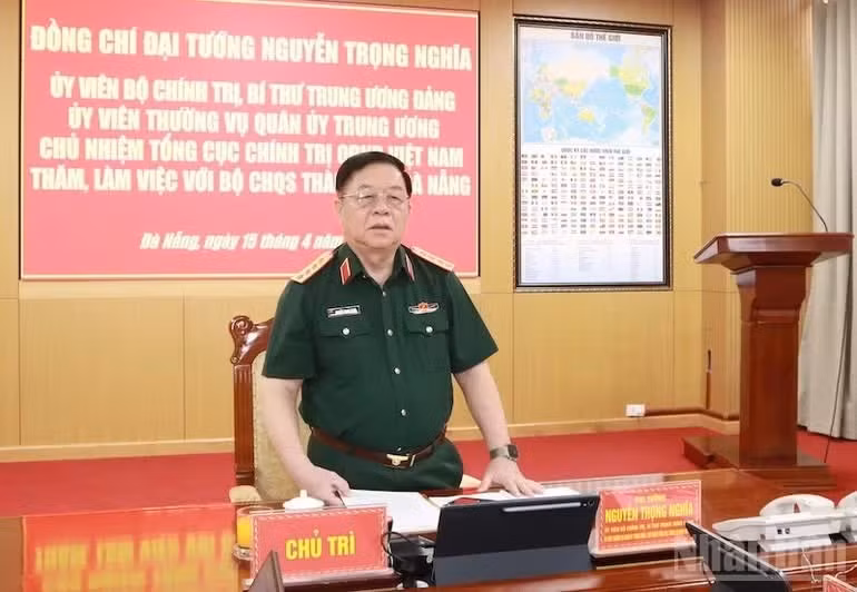 General Nguyen Trong Nghia, Politburo member, Secretary of the Party Central Committee, member of the Central Military Commission's Standing Board, and Director of the General Department of Politics of the Viet Nam People’s Army, speaks at the working session.