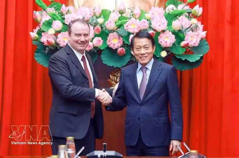 Minister of Public Security General Luong Tam Quang (R) and US Deputy Trade Representative Rick Switzer. (Photo: VNA)