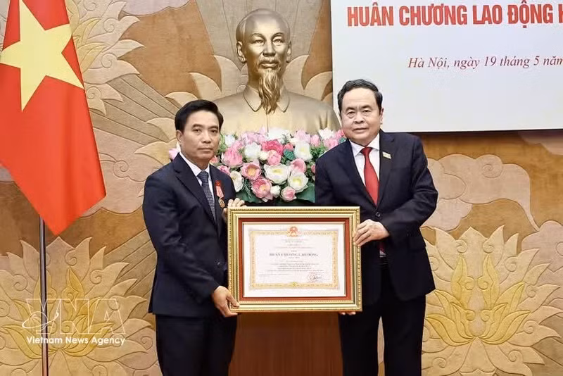 NA Chairman Tran Thanh Man (R) presents the first-class Labour Order to NA Vice Chairman Nguyen Doan Anh on May 19. (Photo: VNA)