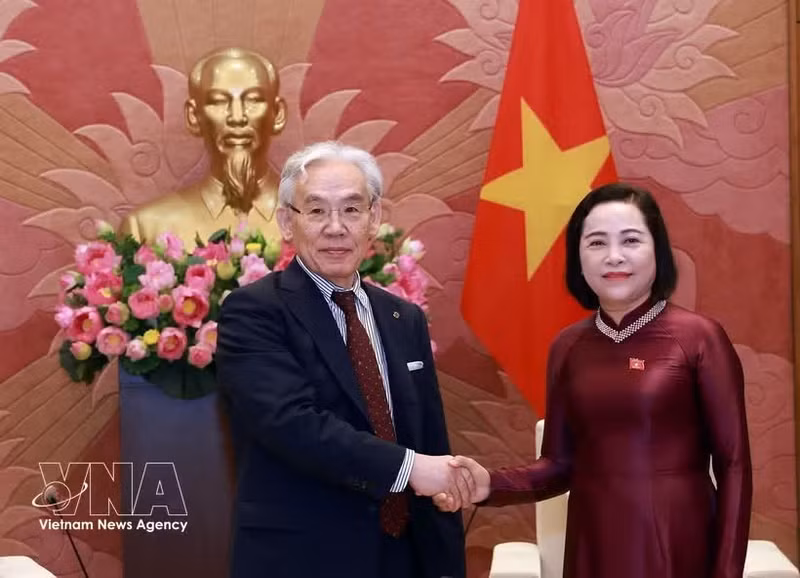 National Assembly Vice Chairwoman Nguyen Thi Thanh (right) meets with Higashiue Shinichi, Chairman of Japan's Tokushukai Medical Group (Photo: VNA)