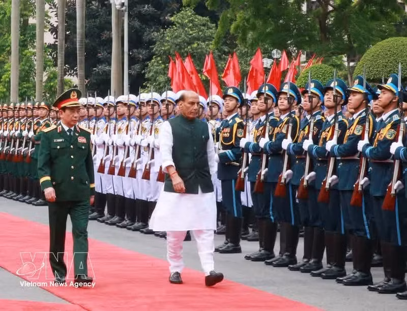 Deputy Prime Minister and Minister of National Defence General Phan Van Giang and Indian Defence Minister Rajnath Singh review the guard of honour of the Viet Nam People's Army at the welcome ceremony for the latter in Ha Noi on May 19, 2026. (Photo: VNA)