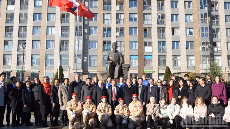 Delegates from the two countries at the monument to President Ho Chi Minh in Saint Petersburg, Russia. (Photo: THANH THE)