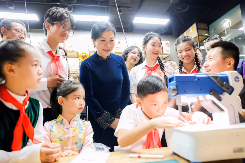 Ngo Phuong Ly, spouse of Party General Secretary and State President To Lam joins Vietnamese students participating in the Red Journey in Beijing.